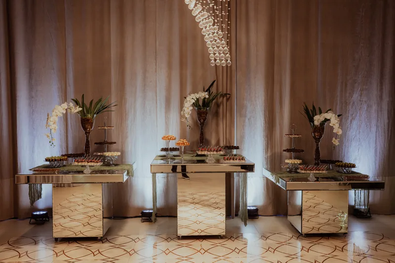 Buffet de doces em recepção de casamento